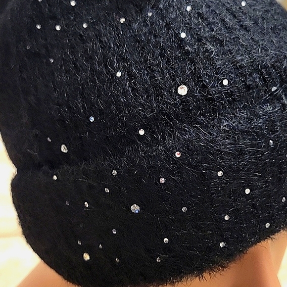 ARVORES Black Ribbed Beanie with Sparkly Gems & Faux Fur Pompom NWT - Picture 8 of 10